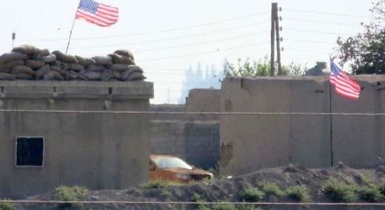 Foto: Kurdi, baidoties no Turcijas iebrukuma, Rožavā izkar ASV karogus