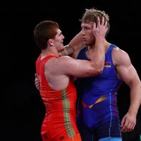 Армянский борец отказался надевать медаль на награждении после поражения от россиянина