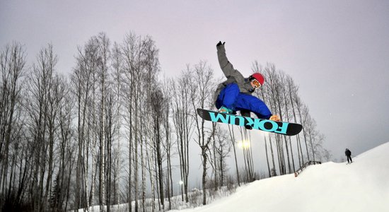 Лыжный сезон открыт: где в Латвии уже можно покататься на лыжах и санках?