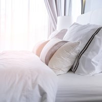 Zibenīgā kārtība guļamistabā – knifi gultas klājumam kā viesnīcā