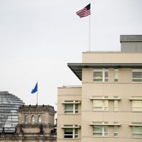 Merkeles telefons izspiegots no ASV vēstniecības, ziņo laikraksts