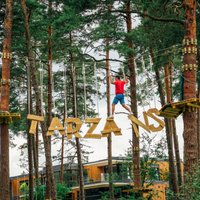 Foto: Dzintaru mežaparkā atklāts piedzīvojumu parks 'Jūrmalas Tarzāns'
