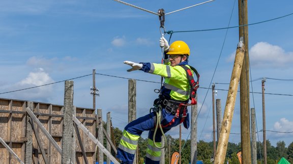 Speciālisti stiprina elektrotīkla uzturēšanas prasmes militāras krīzes apstākļos