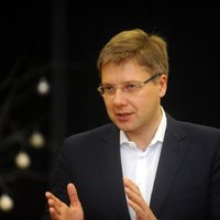 Šadurskis skolotāju algu kritumā Rīgā vaino domes vadību; Ušakovs ministru aicina atkāpties