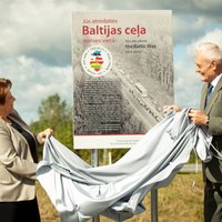 Foto: Baltijas ceļa garumā svinīgi atklāj piemiņas zīmes