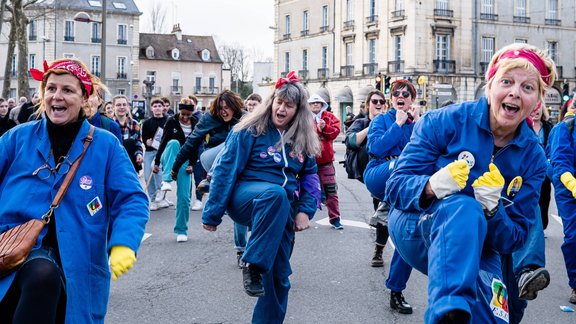 Francijā protestē pret pensiju reformu - 7