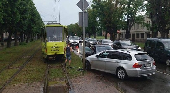 Foto: 'BMW' Liepājā nedod ceļu tramvajam un izraisa sadursmi