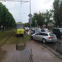 Foto: 'BMW' Liepājā nedod ceļu tramvajam un izraisa sadursmi