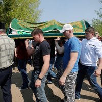 Foto: Krievijā atvadās no Kazaņas slaktiņā nogalinātās skolotājas