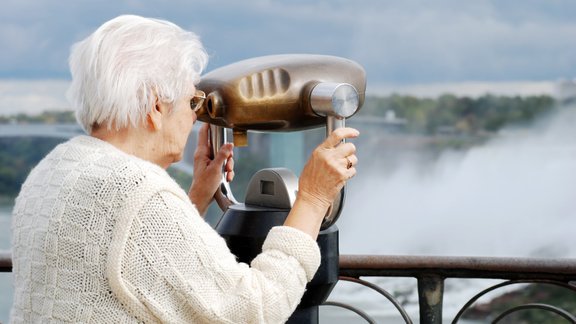 seniori tūrisms tālskatis