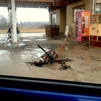 Autovadītājs: Iebraukšana 'Latvijas Nafta' uzpildes stacijā Stalbē var slikti beigties