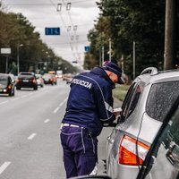 Aizvadītajā diennaktī Rīgā aizturēti divi autovadītāji par kukuļdošanu policistiem