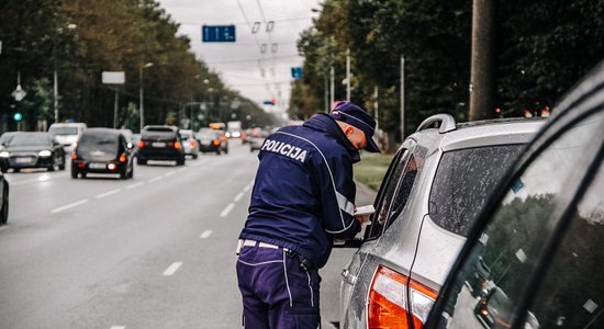 Aizvadītajā diennaktī Rīgā aizturēti divi autovadītāji par kukuļdošanu policistiem