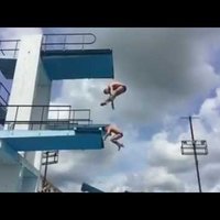ВИДЕО: Под российским прыгуном в воду обвалилась вышка