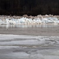 No ledus gabala Daugavā VUGD palīdz krastā nokļūt pieciem cilvēkiem