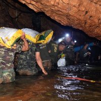 В Таиланде 12 пропавших школьников через девять дней нашли живыми в пещере