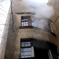 ФОТО: В пятницу в одной из квартир на ул. Стрелниеку вспыхнул пожар