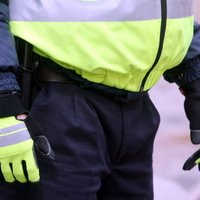 Balles apmeklētāju tiesās par iesišanu policistam Rundāles novada svētkos