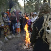 Foto: Valpurģu naktī Lēdurgas dendroparkā uz pavasara sabatu salido raganas