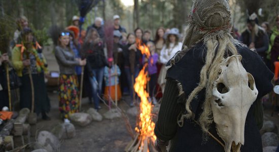 Foto: Valpurģu naktī Lēdurgas dendroparkā uz pavasara sabatu salido raganas