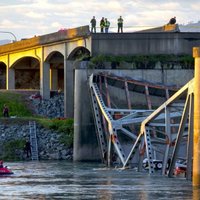 ASV sabrucis tilts; ūdenī iekrituši cilvēki un automašīnas (+FOTO)
