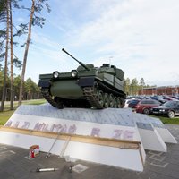 Pie Ādažu militārās bāzes par 183 000 eiro top "militarizētās tēlniecības kompozīcija" ar kāpurķēžu bruņumašīnu