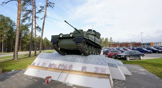 Pie Ādažu militārās bāzes par 183 000 eiro top "militarizētās tēlniecības kompozīcija" ar kāpurķēžu bruņumašīnu