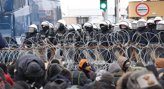 Часть мигрантов перебрались через ограждение на КПП границы с Польшей