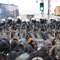Часть мигрантов перебрались через ограждение на КПП границы с Польшей