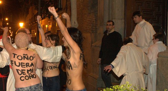 В Испании активистки FEMEN забросали кардинала трусами