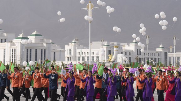 Neizmantot par tualetes papīru – Turkmenistānā ierēdņiem liek saudzēt līderu foto avīzēs