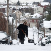 ASV sniega vētrā vairāk nekā 20 bojāgājušo, miljoni palikuši bez elektrības