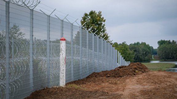 Uz Latvijas-Baltkrievijas robežas sāk uzstādīt žogu - 21