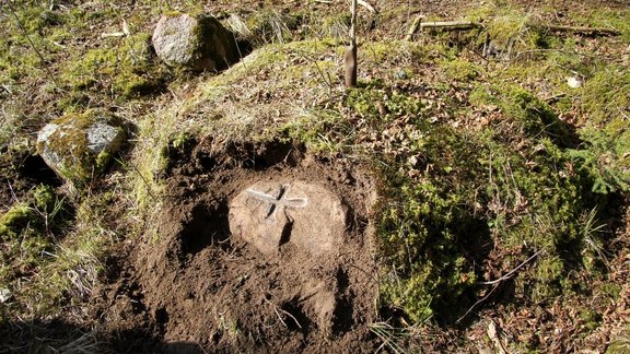 robežakmens, vēsturiskais robežakmens, kupica, robežzīmes Foto: Andris Grīnbergs, LPC