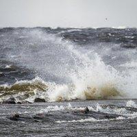 Saulkrastos izglābj divus jūrā spēcīgos viļņos 'iestrēgušus' cilvēkus