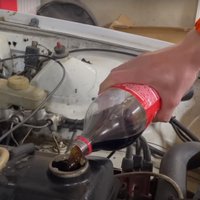 Video: Kas notiek, ja auto motorā eļļas vietā ielej kolu