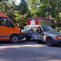 ВИДЕО: Тяжелая авария в Юрмале - Mercedes-Benz столкнулся с микроавтобусом