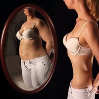 Kad spogulī sevi redzi resnu un neglītu. Ar emocionālām problēmām saistīti ēšanas traucējumi