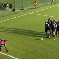 Video: Igaunijas futbola komanda vārtus atzīmē ar jautru 'dzīvo boulingu'