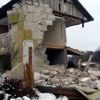 Ķegumā gāzes eksplozija iznīcina māju; cieš divas sievietes