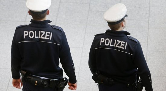 ВИДЕО: Немецкий полицейский станцевал с футбольными болельщиками  