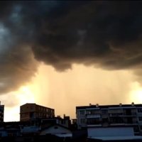 Video: Ķīnas austrumos vētrā dej lietusmākoņi