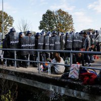 Foto: Migrantu un policijas sadursmes uz Bosnijas-Horvātijas robežas