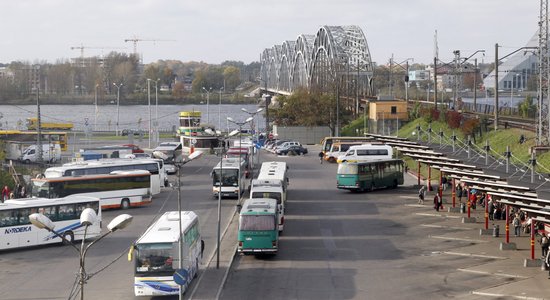 Бришкенс запросил объяснения по отмененным автобусным маршрутам и миллиардам в смете Rail Baltica