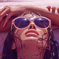 Modele Irina Šeika seksīgi reklamē brilles
