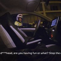 Video: 'Toyota' ar neredzamu autovadītāju āzē apkārtējos