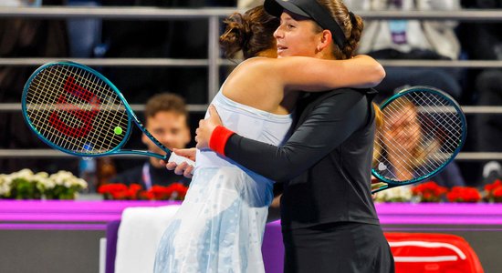 Ostapenko pēc sensacionālas neveiksmes vienspēlēs Dubaijā reabilitējas dubultspēlēs