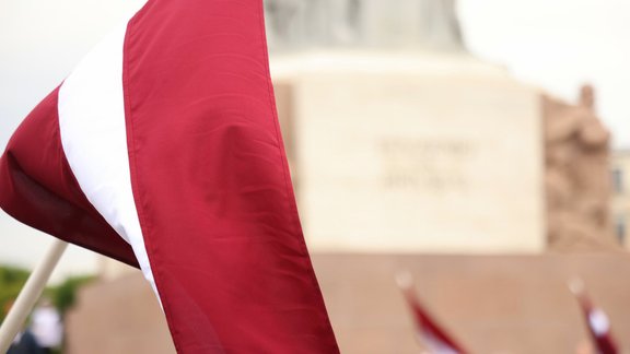 Skolēnu Dziesmu svētku nedēļā aicina izkārt valsts karogus un strādāt attālināti