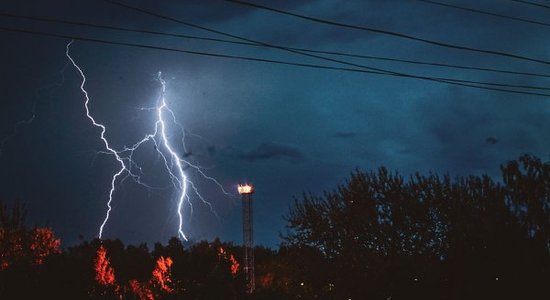 Krāšņi foto: Zibens šautras Rīgas debesīs