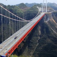 Ķīnā atklāts pasaulē garākais tilts pār aizu